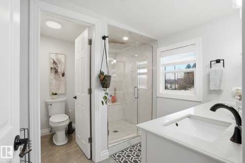 15702 86 Avenue, Edmonton, AB - Indoor Photo Showing Bathroom