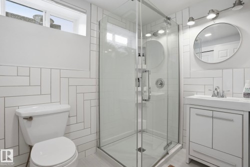15702 86 Avenue, Edmonton, AB - Indoor Photo Showing Bathroom