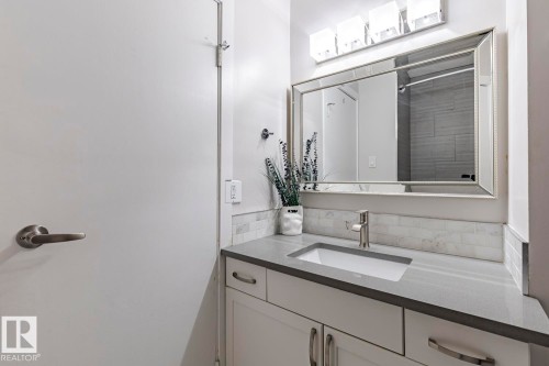 105 10883 Saskatchewan Drive, Edmonton, AB - Indoor Photo Showing Bathroom