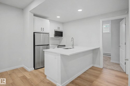 21203 25 Avenue, Edmonton, AB - Indoor Photo Showing Kitchen
