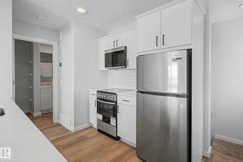 21203 25 Avenue, Edmonton, AB - Indoor Photo Showing Kitchen