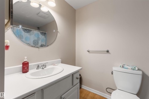 5975 40 Avenue, Edmonton, AB - Indoor Photo Showing Bathroom