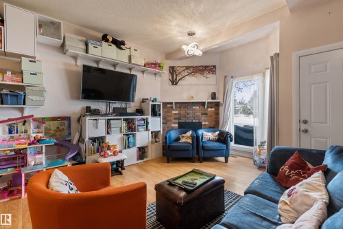 5975 40 Avenue, Edmonton, AB - Indoor Photo Showing Living Room