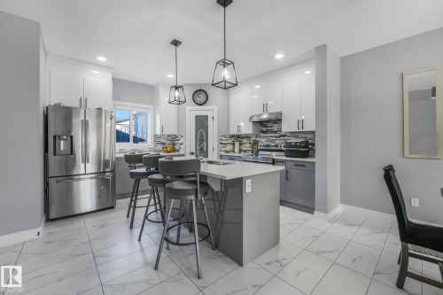6512 175 Avenue, Edmonton, AB - Indoor Photo Showing Kitchen With Upgraded Kitchen