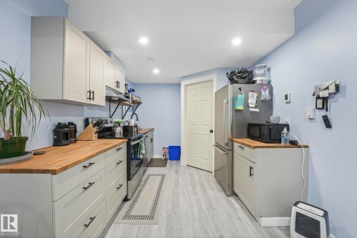 6512 175 Avenue, Edmonton, AB - Indoor Photo Showing Kitchen