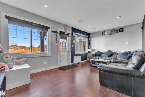 6664 Cardinal Road, Edmonton, AB - Indoor Photo Showing Living Room