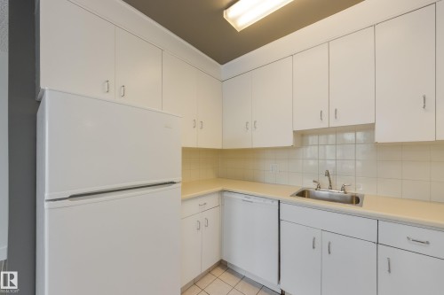 207 12207 Jasper Avenue, Edmonton, AB - Indoor Photo Showing Kitchen