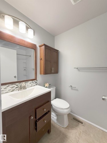 5514 93A Avenue, Edmonton, AB - Indoor Photo Showing Bathroom