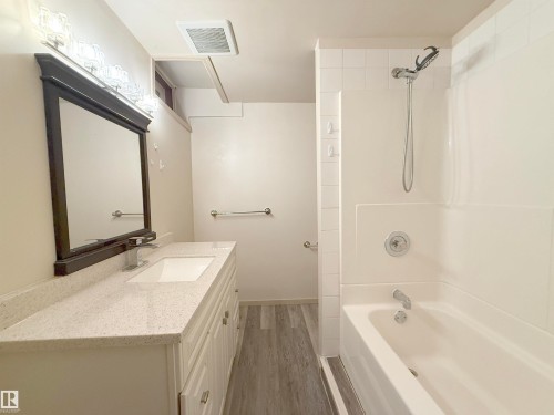 5514 93A Avenue, Edmonton, AB - Indoor Photo Showing Bathroom