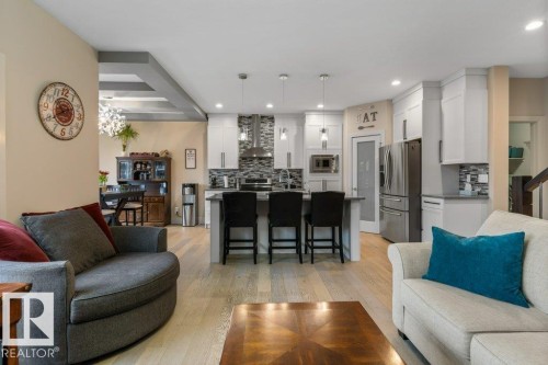 3632 Hummingbird Way, Edmonton, AB - Indoor Photo Showing Living Room