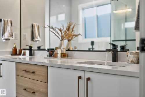 16527 3 Street, Edmonton, AB - Indoor Photo Showing Bathroom
