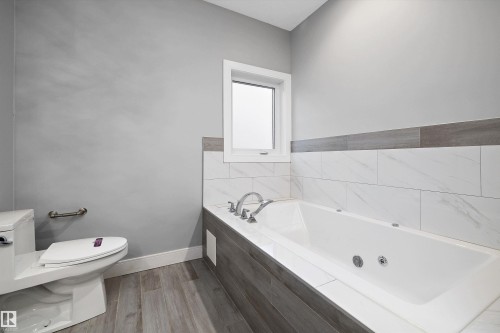 1339 Adamson Drive, Edmonton, AB - Indoor Photo Showing Bathroom