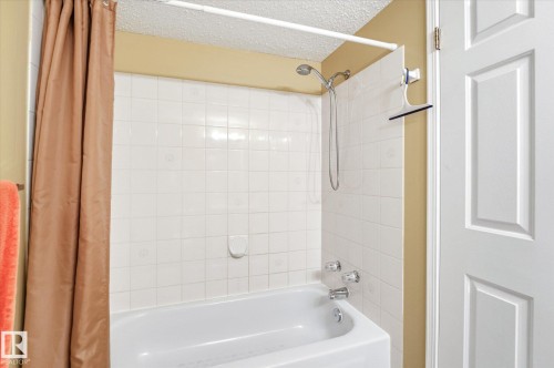 105 8811 106A Avenue, Edmonton, AB - Indoor Photo Showing Bathroom