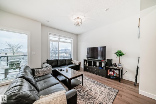 170 804 Welsh Drive, Edmonton, AB - Indoor Photo Showing Living Room