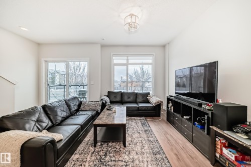 170 804 Welsh Drive, Edmonton, AB - Indoor Photo Showing Living Room