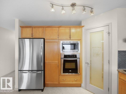 302 1589 Glastonbury Boulevard, Edmonton, AB - Indoor Photo Showing Kitchen