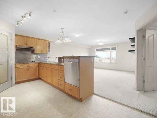 302 1589 Glastonbury Boulevard, Edmonton, AB - Indoor Photo Showing Kitchen