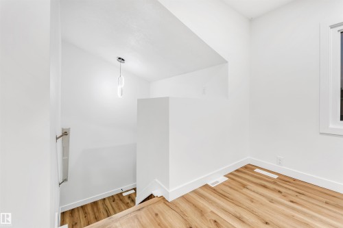 4616 32 Avenue, Edmonton, AB - Indoor Photo Showing Other Room