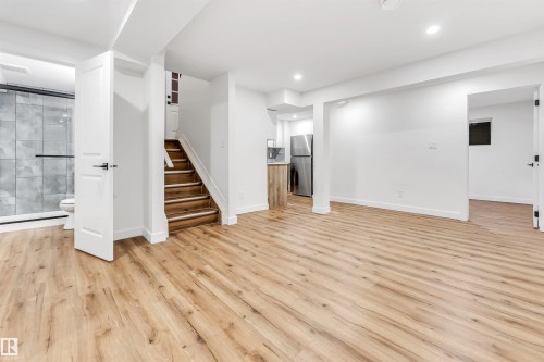 4616 32 Avenue, Edmonton, AB - Indoor Photo Showing Other Room