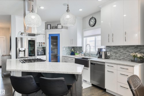 46 Longview Crescent, Spruce Grove, AB - Indoor Photo Showing Kitchen With Upgraded Kitchen