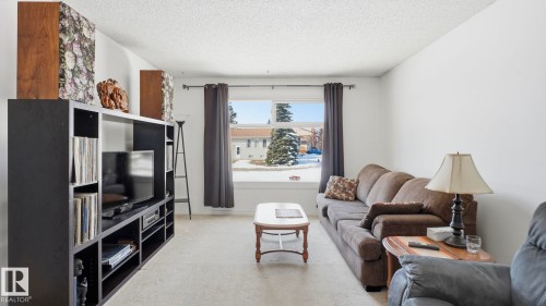 29 Mcnabb Crescent, Stony Plain, AB - Indoor Photo Showing Living Room