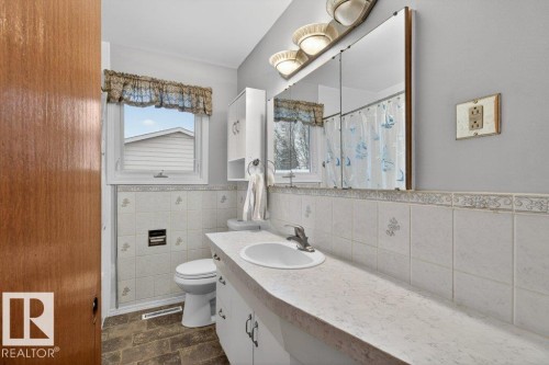 5216 89 Avenue, Edmonton, AB - Indoor Photo Showing Bathroom
