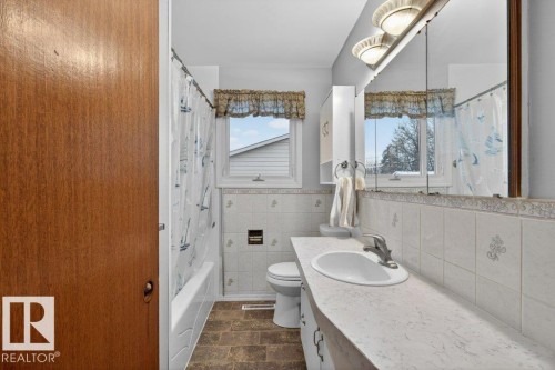 5216 89 Avenue, Edmonton, AB - Indoor Photo Showing Bathroom