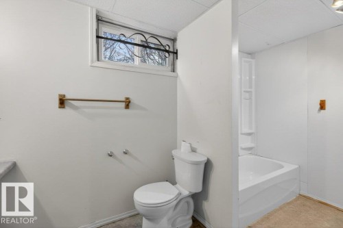 5216 89 Avenue, Edmonton, AB - Indoor Photo Showing Bathroom