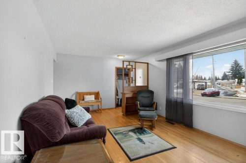5216 89 Avenue, Edmonton, AB - Indoor Photo Showing Living Room