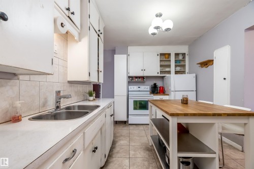 4426 53 Avenue, Leduc, AB - Indoor Photo Showing Kitchen With Double Sink