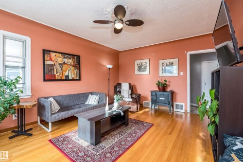 4426 53 Avenue, Leduc, AB - Indoor Photo Showing Living Room