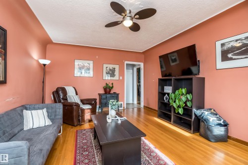4426 53 Avenue, Leduc, AB - Indoor Photo Showing Living Room
