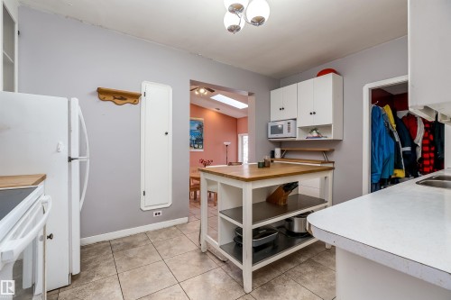 4426 53 Avenue, Leduc, AB - Indoor Photo Showing Kitchen