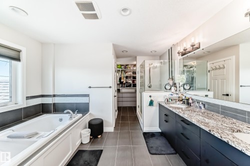 3230 Whitelaw Drive Nw, Edmonton, AB - Indoor Photo Showing Bathroom