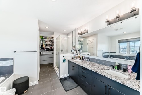 3230 Whitelaw Drive Nw, Edmonton, AB - Indoor Photo Showing Bathroom