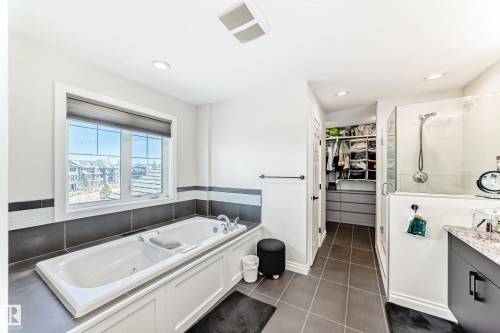 3230 Whitelaw Drive Nw, Edmonton, AB - Indoor Photo Showing Bathroom