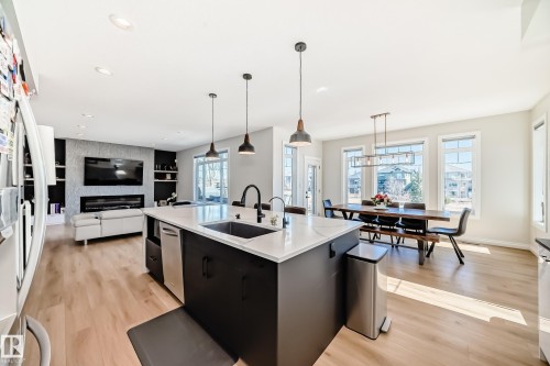 3230 Whitelaw Drive Nw, Edmonton, AB - Indoor Photo Showing Kitchen With Upgraded Kitchen