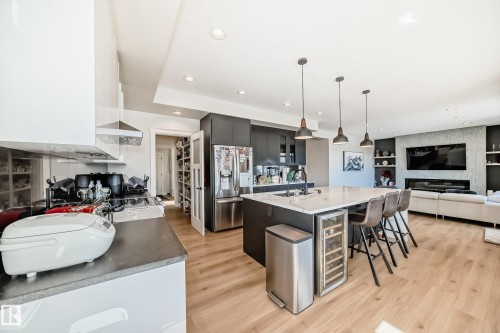 3230 Whitelaw Drive Nw, Edmonton, AB - Indoor Photo Showing Kitchen With Upgraded Kitchen