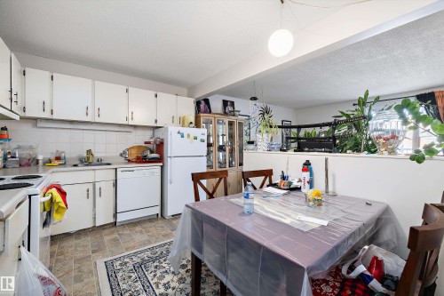 320 8604 Gateway Boulevard, Edmonton, AB - Indoor Photo Showing Kitchen