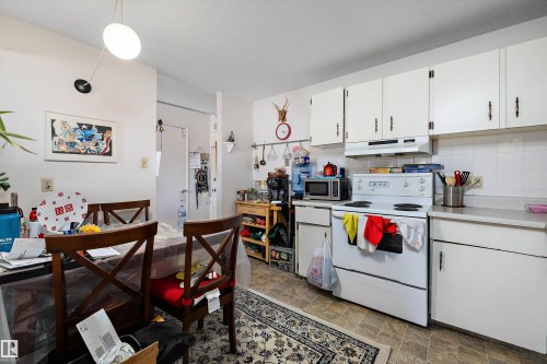 320 8604 Gateway Boulevard, Edmonton, AB - Indoor Photo Showing Kitchen
