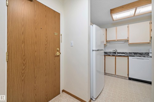 101 4812 51 Avenue, Stony Plain, AB - Indoor Photo Showing Kitchen