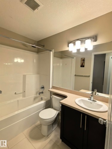 1649 Towne Centre Blvd., Edmonton, AB - Indoor Photo Showing Bathroom