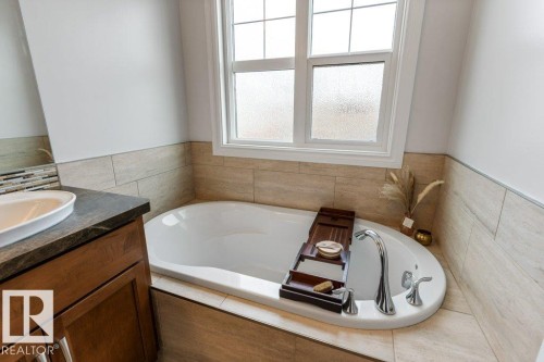 1628 Kerr Road, Edmonton, AB - Indoor Photo Showing Bathroom