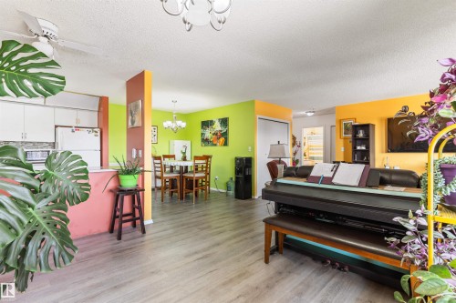 403 18020 95 Avenue, Edmonton, AB - Indoor Photo Showing Living Room