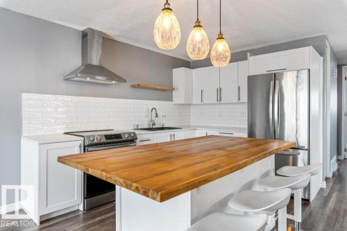 16946 101 Street, Edmonton, AB - Indoor Photo Showing Kitchen With Upgraded Kitchen