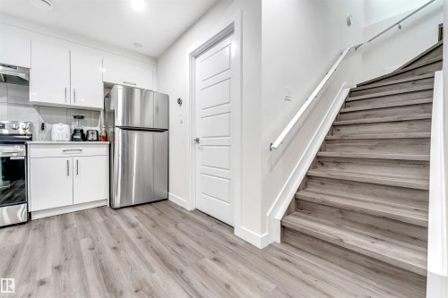 1522 17 Avenue, Edmonton, AB - Indoor Photo Showing Kitchen