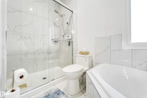 1522 17 Avenue, Edmonton, AB - Indoor Photo Showing Bathroom