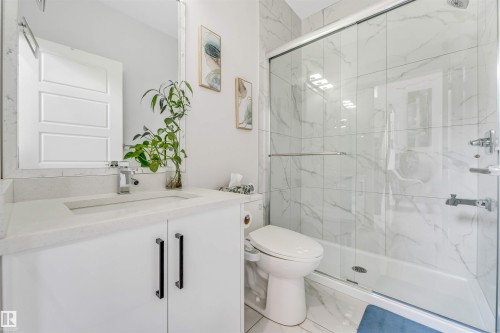 1522 17 Avenue, Edmonton, AB - Indoor Photo Showing Bathroom