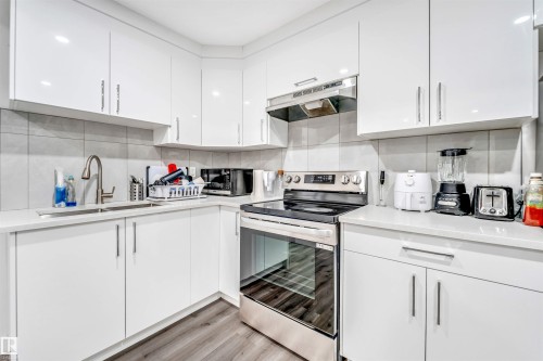 1522 17 Avenue, Edmonton, AB - Indoor Photo Showing Kitchen