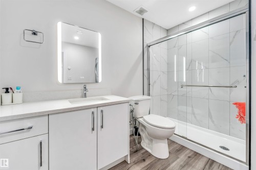 1522 17 Avenue, Edmonton, AB - Indoor Photo Showing Bathroom